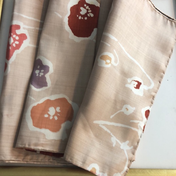 Jim Thompson Stunning Thai Silk Scarf Wrap. Elegant Poppy Flowers Design - Picture 3 of 8